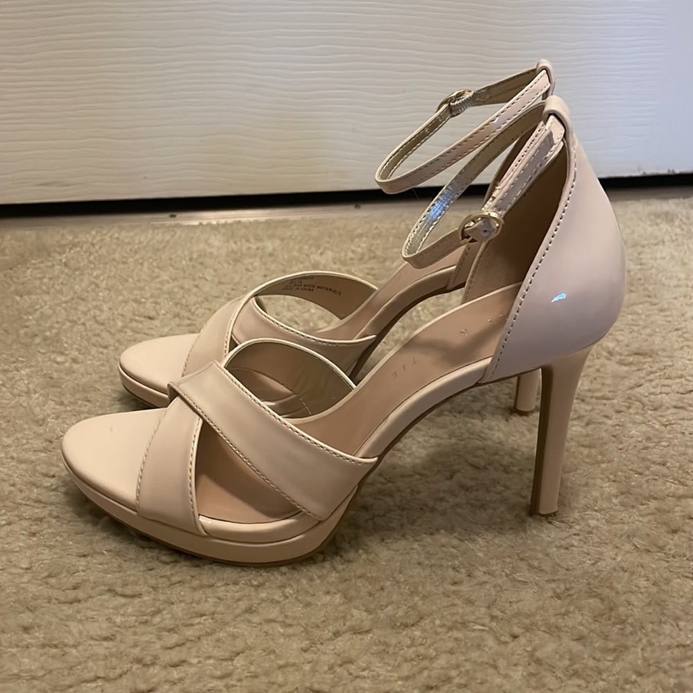 Tan heels - Picture 2 of 4